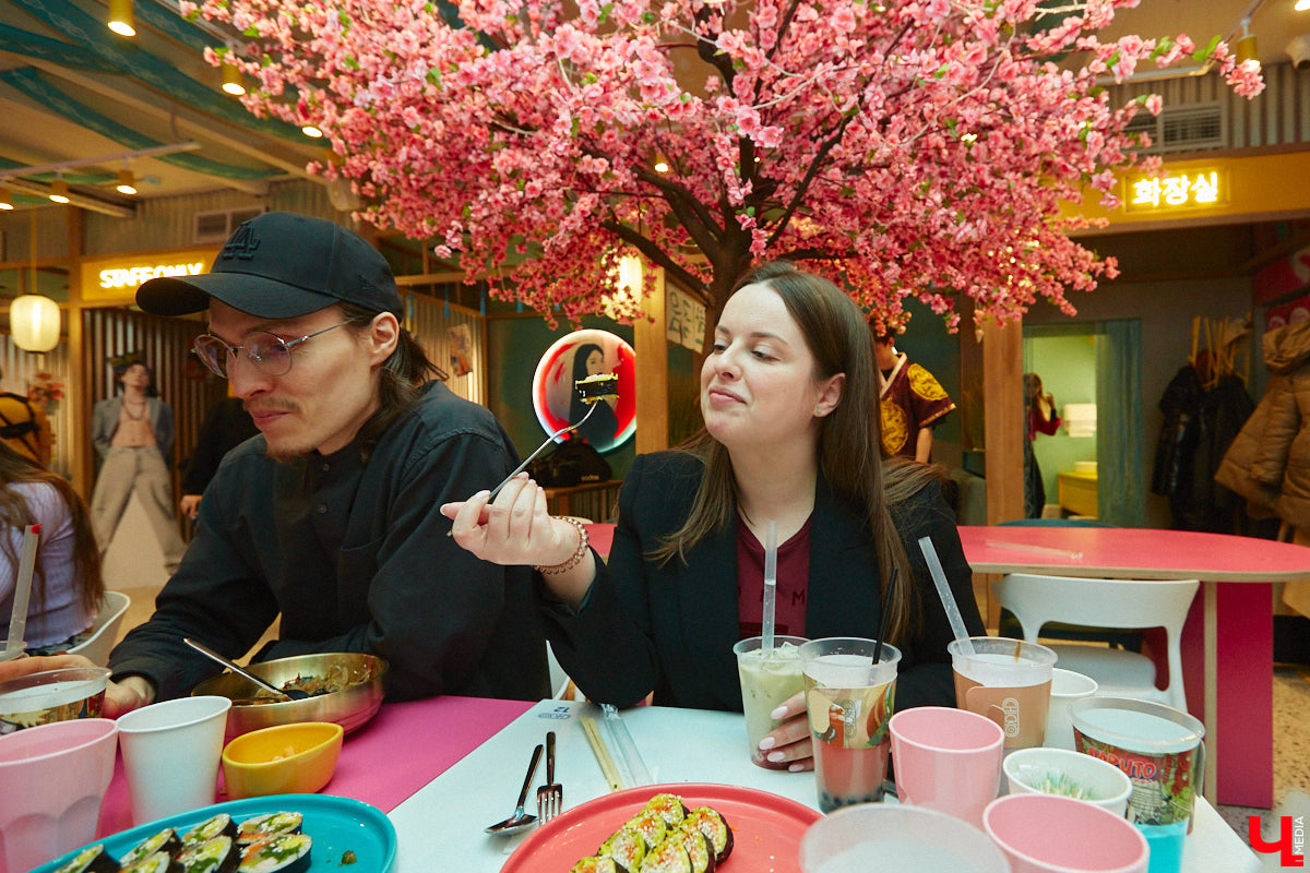 Южная Корея сейчас один из главных трендсеттеров. Люди обожают k-pop айдолов и массово смотрят дорамы. Кусочек яркой страны появился и во Владимире. Рассказываем о концепции нового фуд-проекта, в рамках которого прошла закрытая дегустация с участием «Ключ-Медиа» и популярных блогеров.