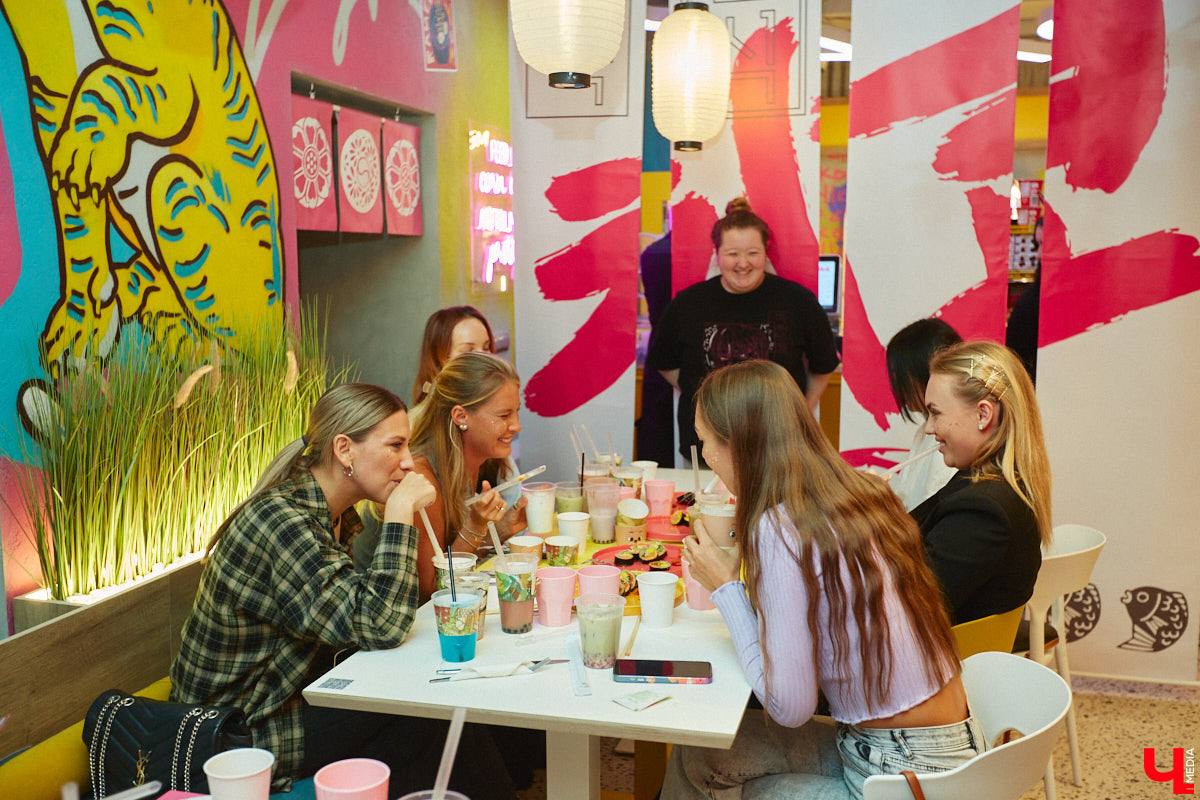 Южная Корея сейчас один из главных трендсеттеров. Люди обожают k-pop айдолов и массово смотрят дорамы. Кусочек яркой страны появился и во Владимире. Рассказываем о концепции нового фуд-проекта, в рамках которого прошла закрытая дегустация с участием «Ключ-Медиа» и популярных блогеров.