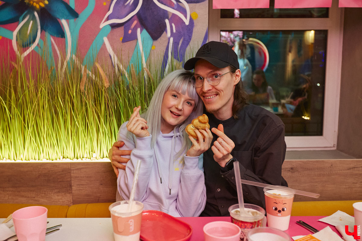 Южная Корея сейчас один из главных трендсеттеров. Люди обожают k-pop айдолов и массово смотрят дорамы. Кусочек яркой страны появился и во Владимире. Рассказываем о концепции нового фуд-проекта, в рамках которого прошла закрытая дегустация с участием «Ключ-Медиа» и популярных блогеров.