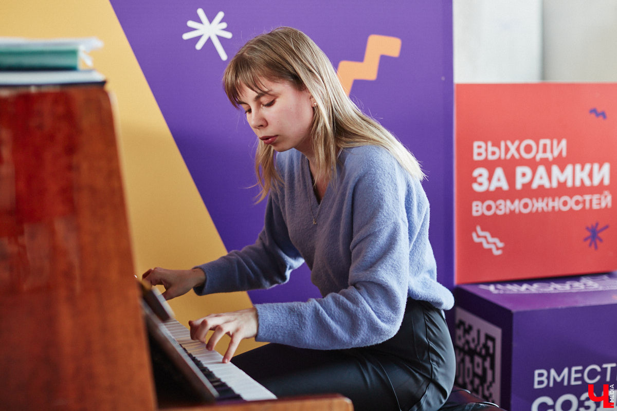 Студенты и преподаватели областного музыкального колледжа теперь еженедельно дают концерты на железнодорожном вокзале Владимира. Выступления организуют по четвергам. И стать зрителями могут все пассажиры, естественно, абсолютно бесплатно. Например, вчера своим искусством делились пианисты.