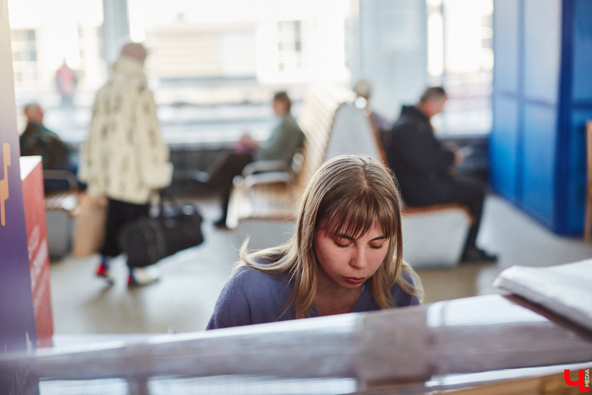 Студенты и преподаватели областного музыкального колледжа теперь еженедельно дают концерты на железнодорожном вокзале Владимира. Выступления организуют по четвергам. И стать зрителями могут все пассажиры, естественно, абсолютно бесплатно. Например, вчера своим искусством делились пианисты.