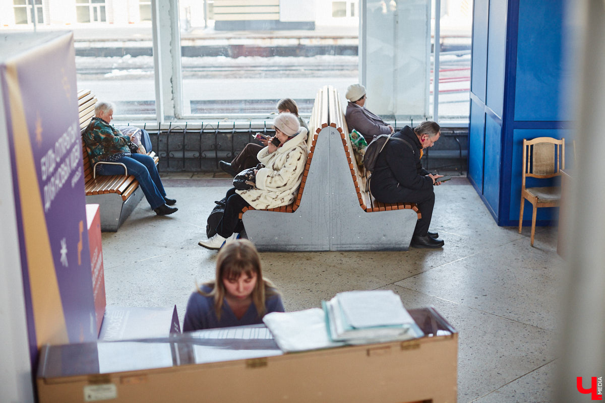 Студенты и преподаватели областного музыкального колледжа теперь еженедельно дают концерты на железнодорожном вокзале Владимира. Выступления организуют по четвергам. И стать зрителями могут все пассажиры, естественно, абсолютно бесплатно. Например, вчера своим искусством делились пианисты.