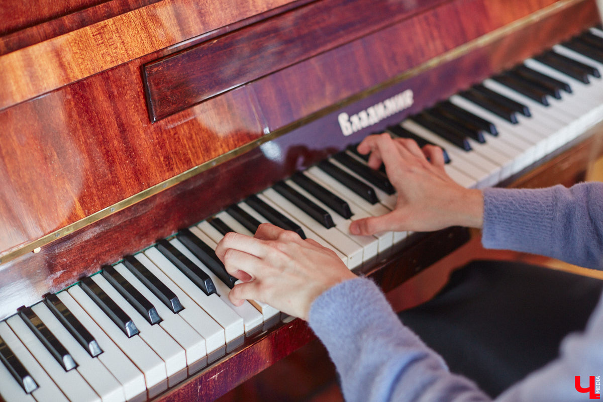 Студенты и преподаватели областного музыкального колледжа теперь еженедельно дают концерты на железнодорожном вокзале Владимира. Выступления организуют по четвергам. И стать зрителями могут все пассажиры, естественно, абсолютно бесплатно. Например, вчера своим искусством делились пианисты.