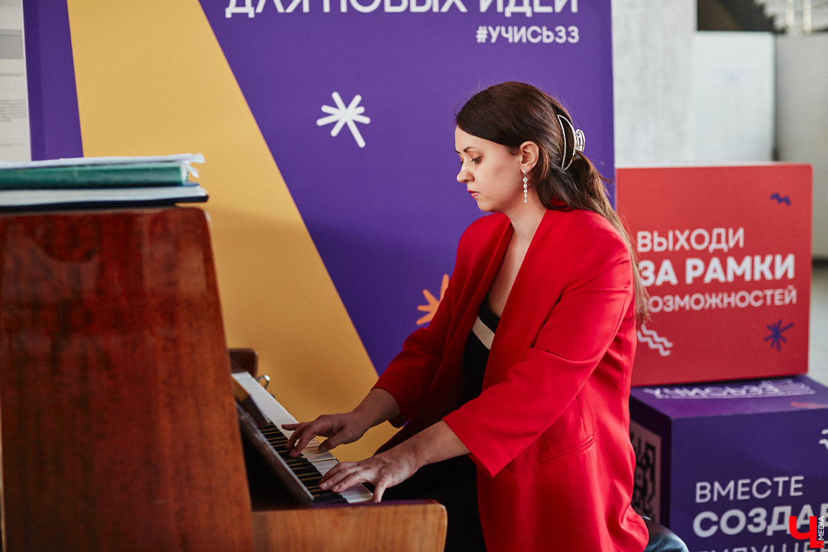 Студенты и преподаватели областного музыкального колледжа теперь еженедельно дают концерты на железнодорожном вокзале Владимира. Выступления организуют по четвергам. И стать зрителями могут все пассажиры, естественно, абсолютно бесплатно. Например, вчера своим искусством делились пианисты.