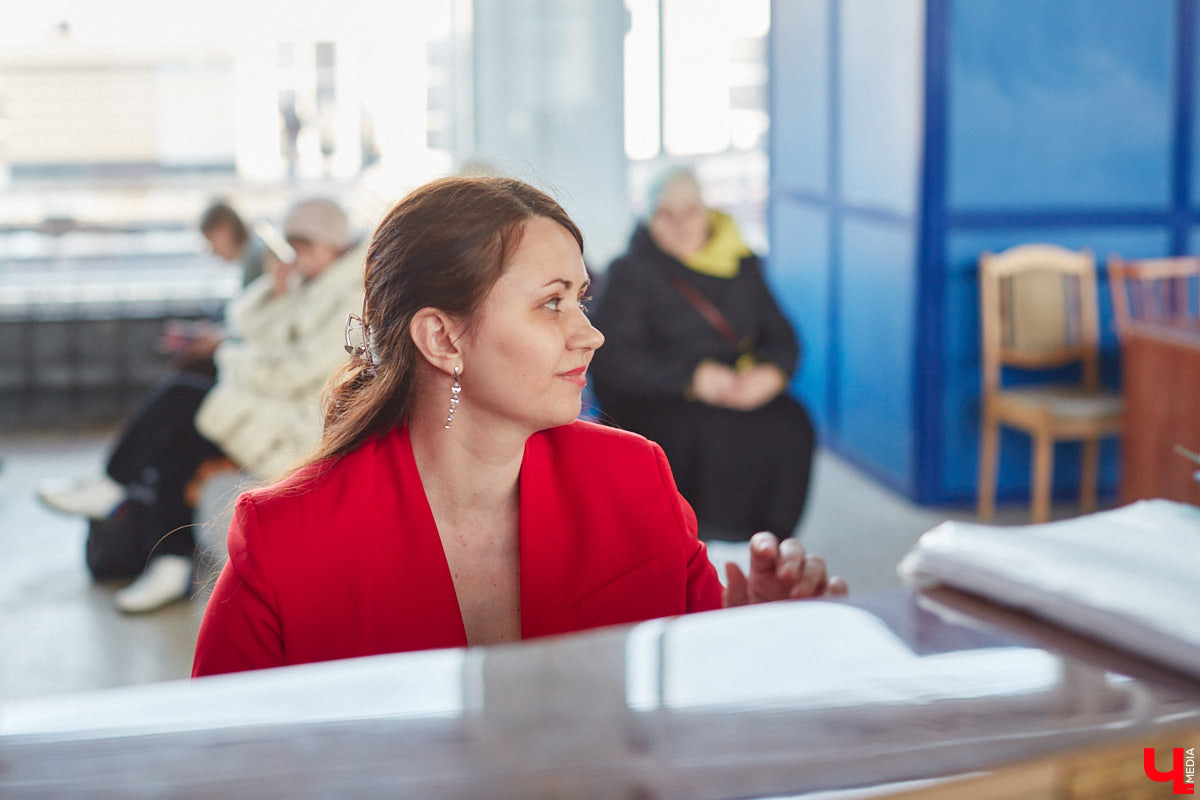 Студенты и преподаватели областного музыкального колледжа теперь еженедельно дают концерты на железнодорожном вокзале Владимира. Выступления организуют по четвергам. И стать зрителями могут все пассажиры, естественно, абсолютно бесплатно. Например, вчера своим искусством делились пианисты.