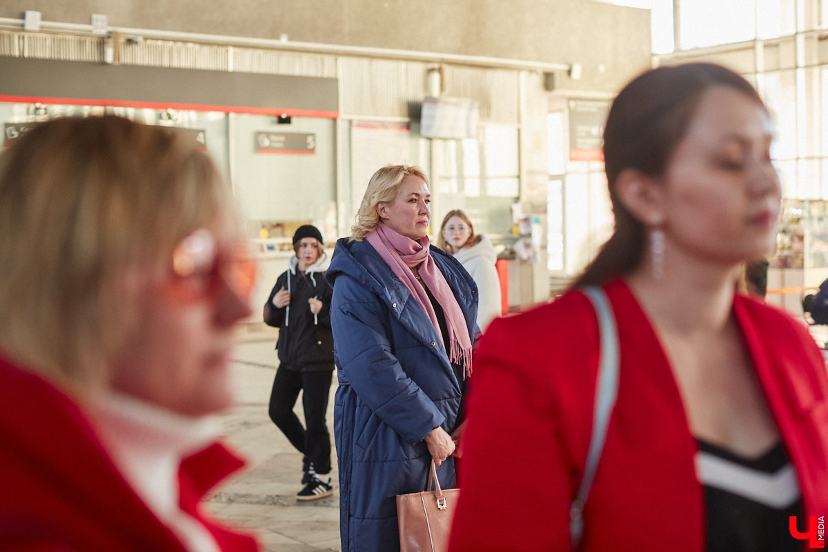 Студенты и преподаватели областного музыкального колледжа теперь еженедельно дают концерты на железнодорожном вокзале Владимира. Выступления организуют по четвергам. И стать зрителями могут все пассажиры, естественно, абсолютно бесплатно. Например, вчера своим искусством делились пианисты.