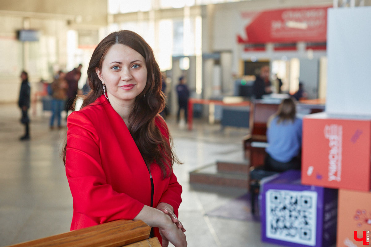 Студенты и преподаватели областного музыкального колледжа теперь еженедельно дают концерты на железнодорожном вокзале Владимира. Выступления организуют по четвергам. И стать зрителями могут все пассажиры, естественно, абсолютно бесплатно. Например, вчера своим искусством делились пианисты.