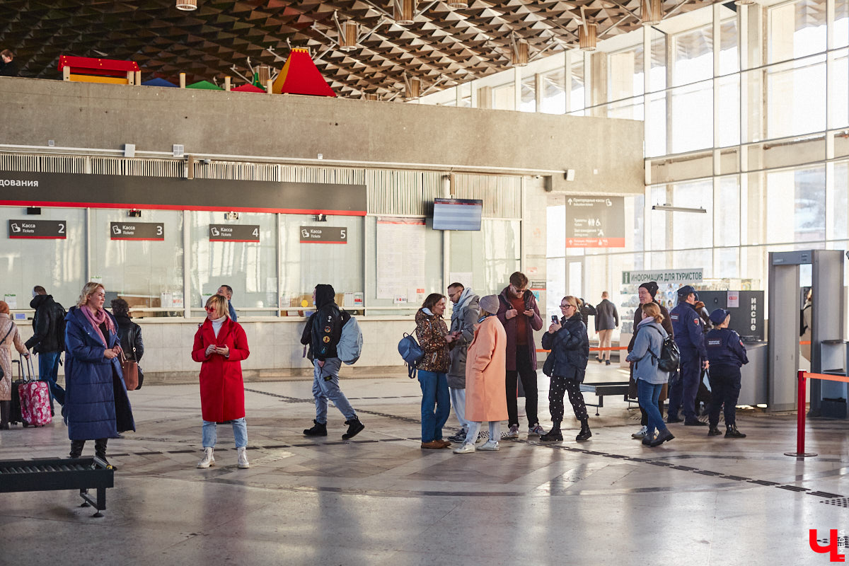 Студенты и преподаватели областного музыкального колледжа теперь еженедельно дают концерты на железнодорожном вокзале Владимира. Выступления организуют по четвергам. И стать зрителями могут все пассажиры, естественно, абсолютно бесплатно. Например, вчера своим искусством делились пианисты.