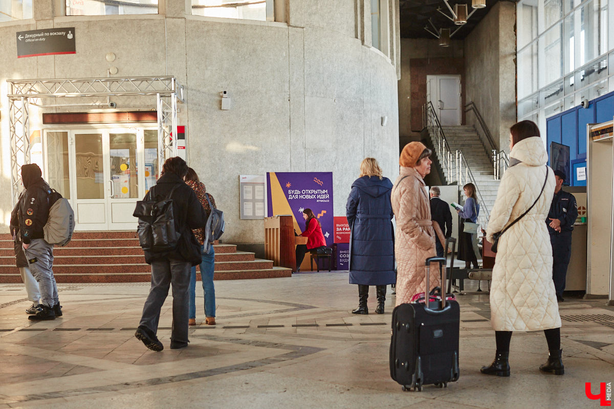 Студенты и преподаватели областного музыкального колледжа теперь еженедельно дают концерты на железнодорожном вокзале Владимира. Выступления организуют по четвергам. И стать зрителями могут все пассажиры, естественно, абсолютно бесплатно. Например, вчера своим искусством делились пианисты.
