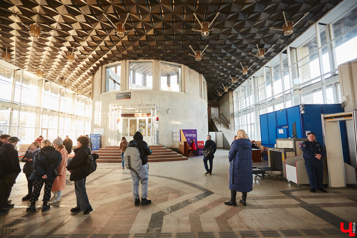 Студенты и преподаватели областного музыкального колледжа теперь еженедельно дают концерты на железнодорожном вокзале Владимира. Выступления организуют по четвергам. И стать зрителями могут все пассажиры, естественно, абсолютно бесплатно. Например, вчера своим искусством делились пианисты.