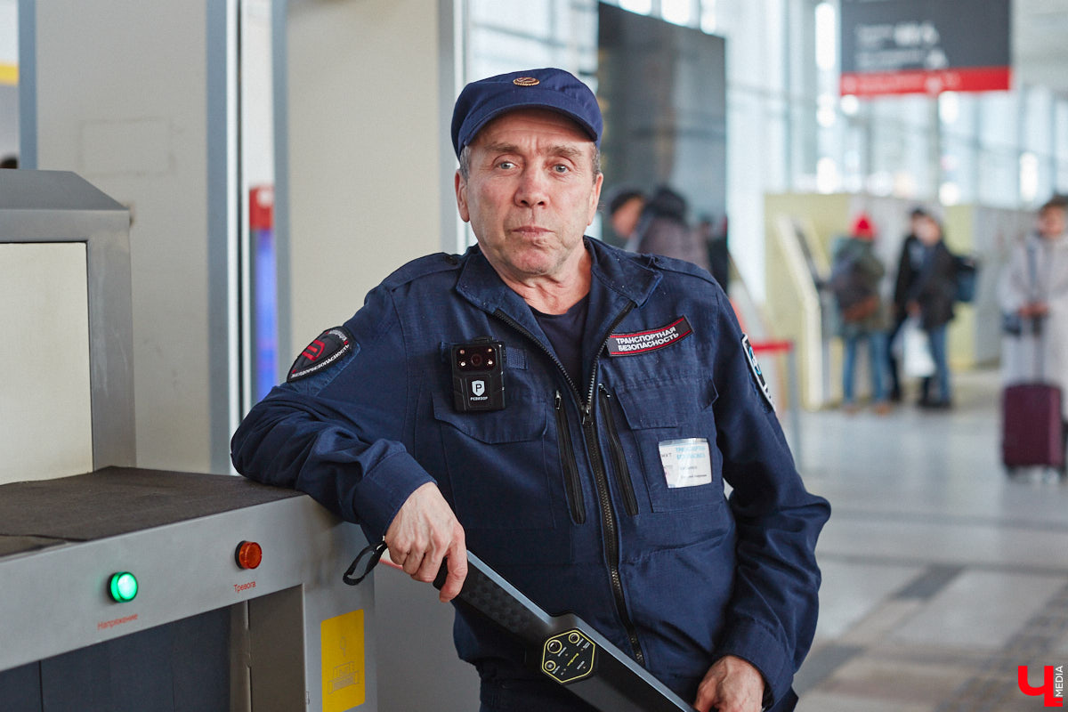 Студенты и преподаватели областного музыкального колледжа теперь еженедельно дают концерты на железнодорожном вокзале Владимира. Выступления организуют по четвергам. И стать зрителями могут все пассажиры, естественно, абсолютно бесплатно. Например, вчера своим искусством делились пианисты.