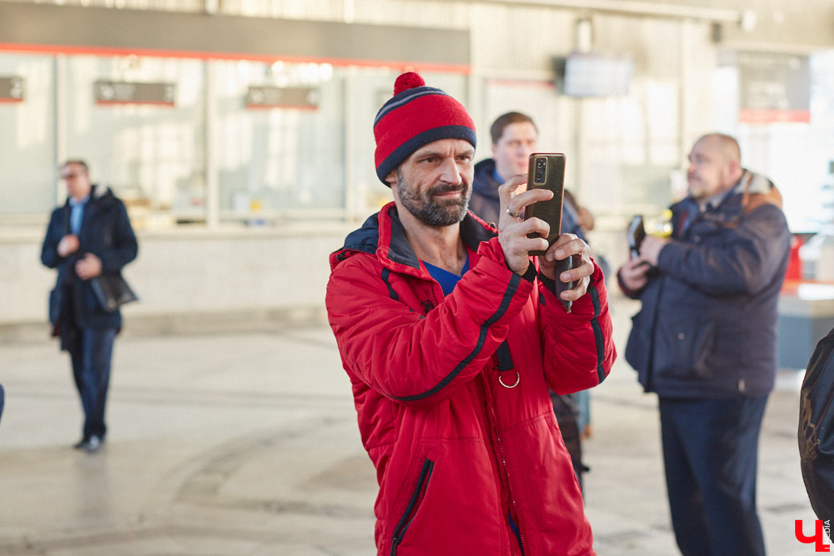 Студенты и преподаватели областного музыкального колледжа теперь еженедельно дают концерты на железнодорожном вокзале Владимира. Выступления организуют по четвергам. И стать зрителями могут все пассажиры, естественно, абсолютно бесплатно. Например, вчера своим искусством делились пианисты.