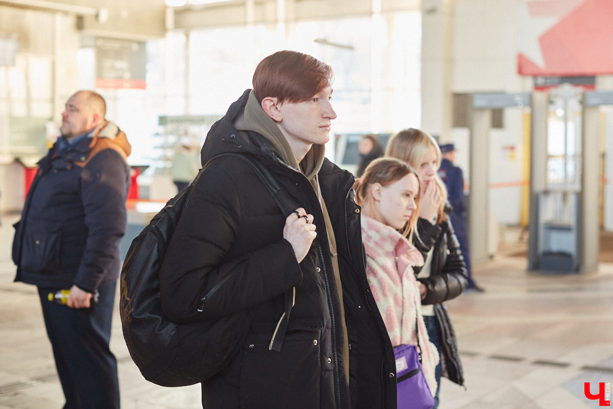 Студенты и преподаватели областного музыкального колледжа теперь еженедельно дают концерты на железнодорожном вокзале Владимира. Выступления организуют по четвергам. И стать зрителями могут все пассажиры, естественно, абсолютно бесплатно. Например, вчера своим искусством делились пианисты.