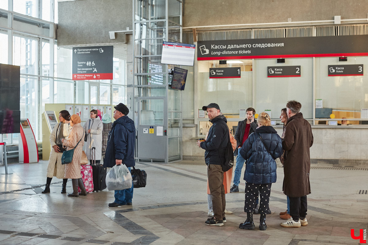 Студенты и преподаватели областного музыкального колледжа теперь еженедельно дают концерты на железнодорожном вокзале Владимира. Выступления организуют по четвергам. И стать зрителями могут все пассажиры, естественно, абсолютно бесплатно. Например, вчера своим искусством делились пианисты.