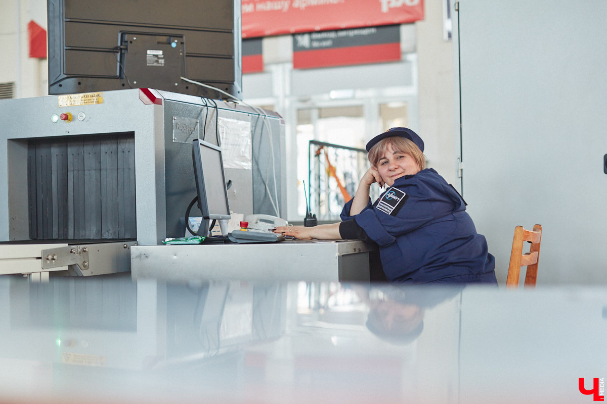 Студенты и преподаватели областного музыкального колледжа теперь еженедельно дают концерты на железнодорожном вокзале Владимира. Выступления организуют по четвергам. И стать зрителями могут все пассажиры, естественно, абсолютно бесплатно. Например, вчера своим искусством делились пианисты.