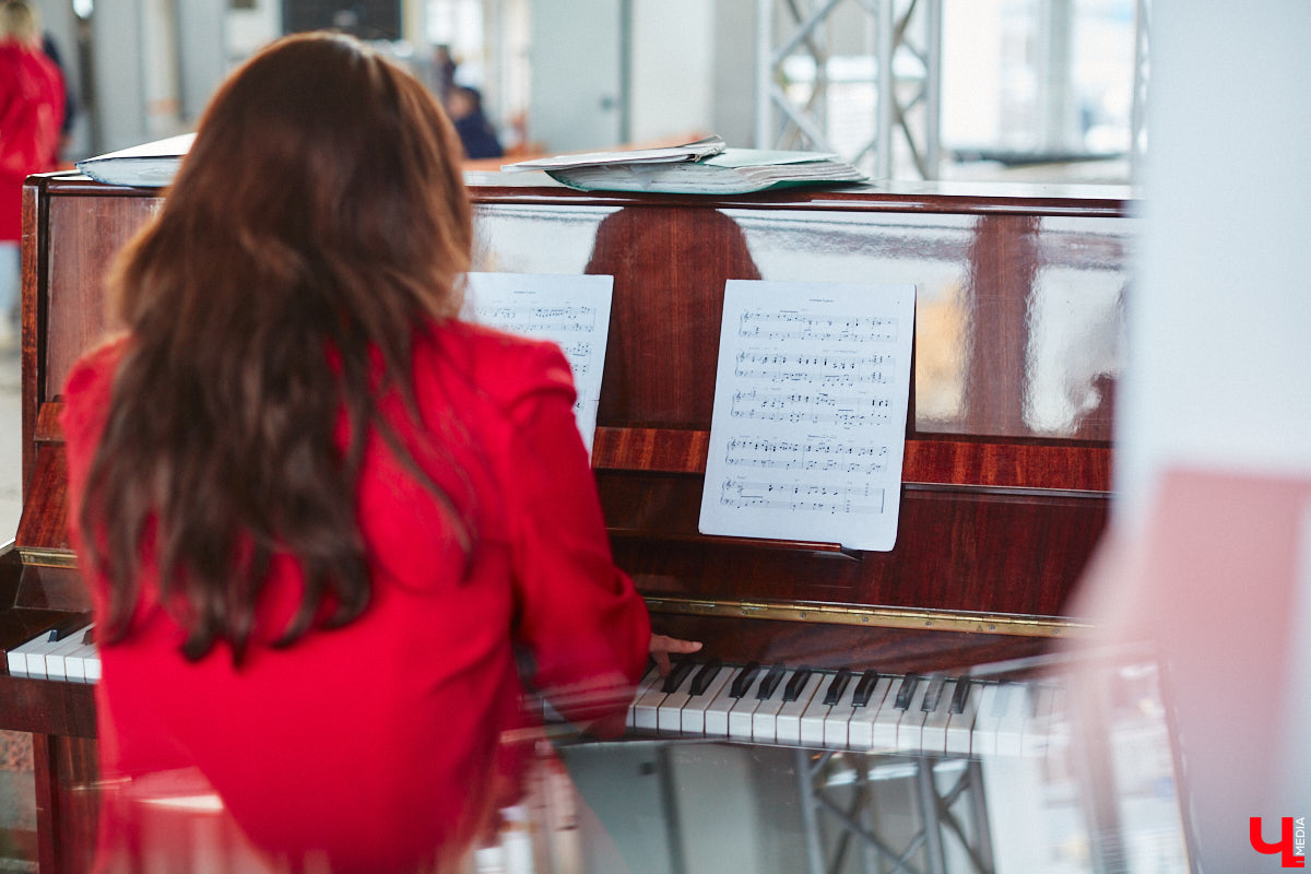 Студенты и преподаватели областного музыкального колледжа теперь еженедельно дают концерты на железнодорожном вокзале Владимира. Выступления организуют по четвергам. И стать зрителями могут все пассажиры, естественно, абсолютно бесплатно. Например, вчера своим искусством делились пианисты.