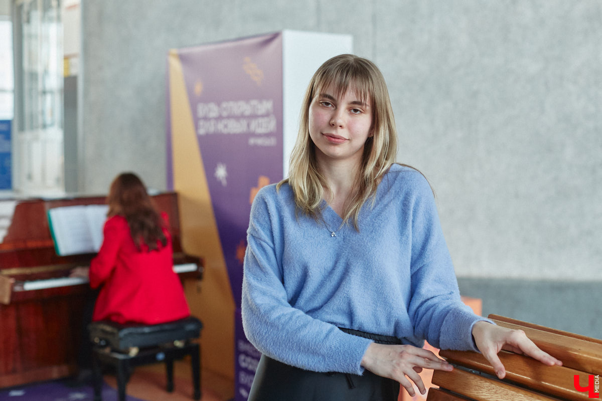 Студенты и преподаватели областного музыкального колледжа теперь еженедельно дают концерты на железнодорожном вокзале Владимира. Выступления организуют по четвергам. И стать зрителями могут все пассажиры, естественно, абсолютно бесплатно. Например, вчера своим искусством делились пианисты.