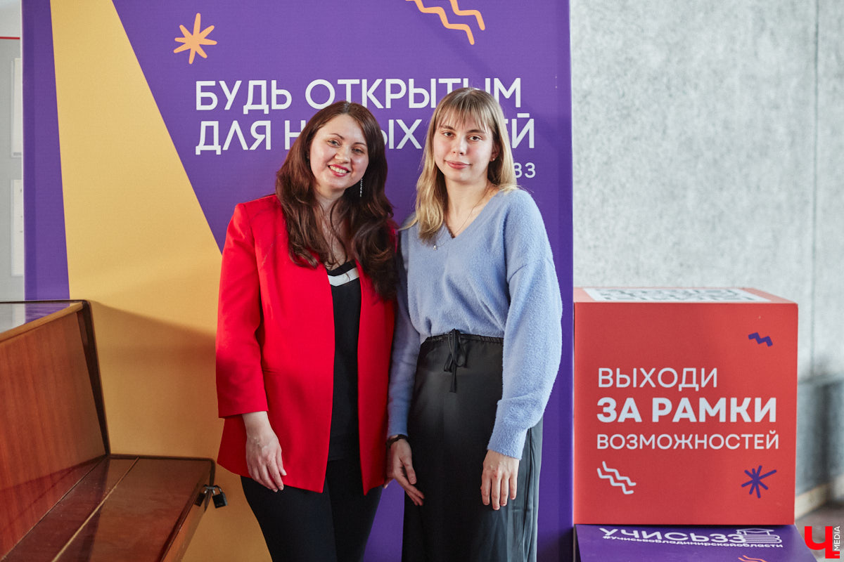 Студенты и преподаватели областного музыкального колледжа теперь еженедельно дают концерты на железнодорожном вокзале Владимира. Выступления организуют по четвергам. И стать зрителями могут все пассажиры, естественно, абсолютно бесплатно. Например, вчера своим искусством делились пианисты.