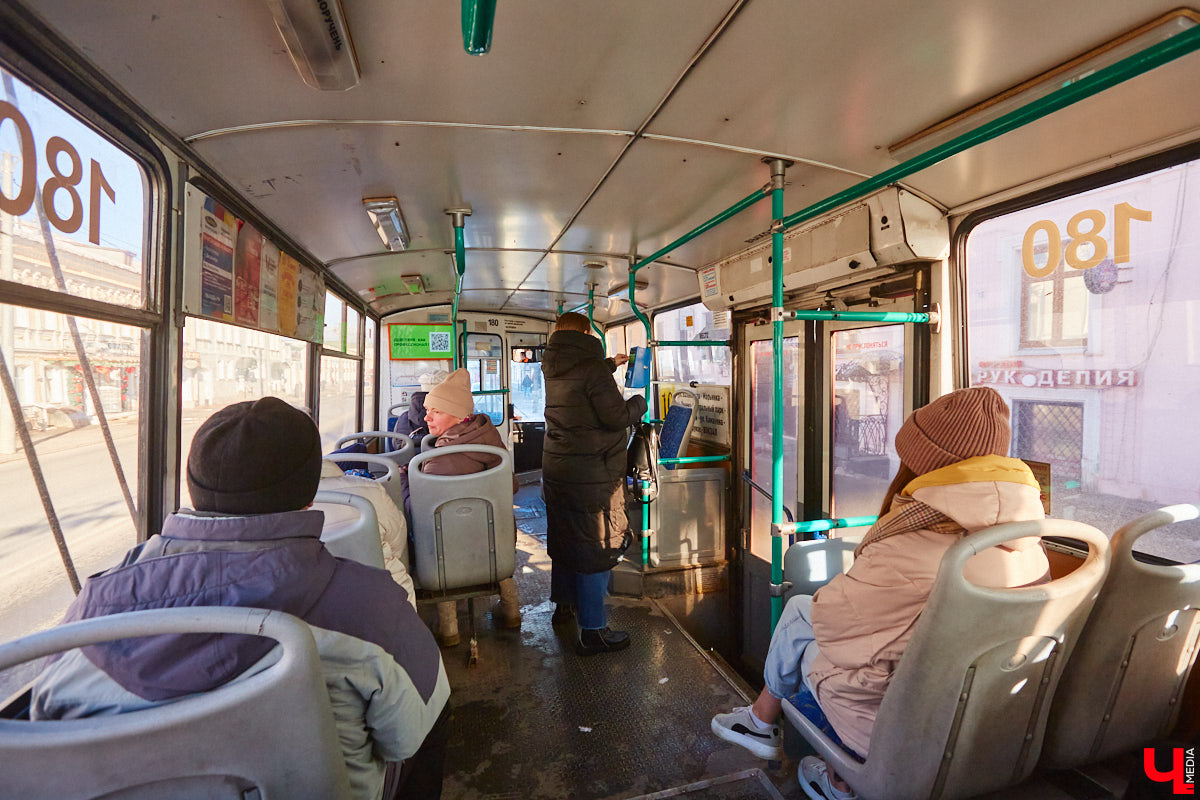 Во владимирском общественном транспорте появились валидаторы, которые взяли на себя роль кондукторов. «Ключ-Медиа» протестировал новинку и задал интересующие многих горожан вопросы Владимиру Каппу — директору компании «Ситикард», установившей аппараты для безналичной оплаты проезда.