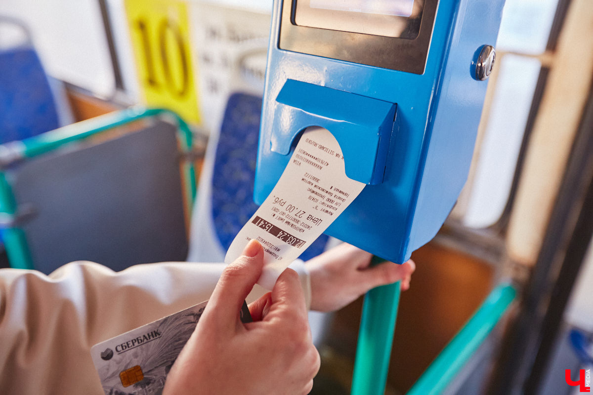 Во владимирском общественном транспорте появились валидаторы, которые взяли на себя роль кондукторов. «Ключ-Медиа» протестировал новинку и задал интересующие многих горожан вопросы Владимиру Каппу — директору компании «Ситикард», установившей аппараты для безналичной оплаты проезда.