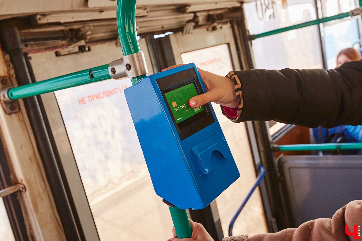 Во владимирском общественном транспорте появились валидаторы, которые взяли на себя роль кондукторов. «Ключ-Медиа» протестировал новинку и задал интересующие многих горожан вопросы Владимиру Каппу — директору компании «Ситикард», установившей аппараты для безналичной оплаты проезда.