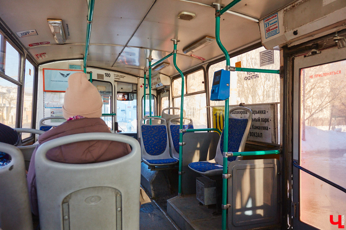 Во владимирском общественном транспорте появились валидаторы, которые взяли на себя роль кондукторов. «Ключ-Медиа» протестировал новинку и задал интересующие многих горожан вопросы Владимиру Каппу — директору компании «Ситикард», установившей аппараты для безналичной оплаты проезда.