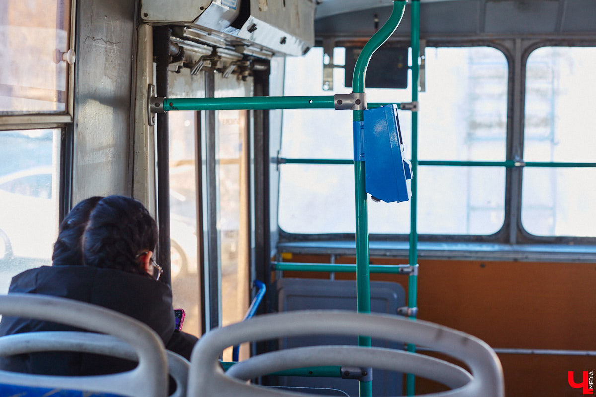 Во владимирском общественном транспорте появились валидаторы, которые взяли на себя роль кондукторов. «Ключ-Медиа» протестировал новинку и задал интересующие многих горожан вопросы Владимиру Каппу — директору компании «Ситикард», установившей аппараты для безналичной оплаты проезда.