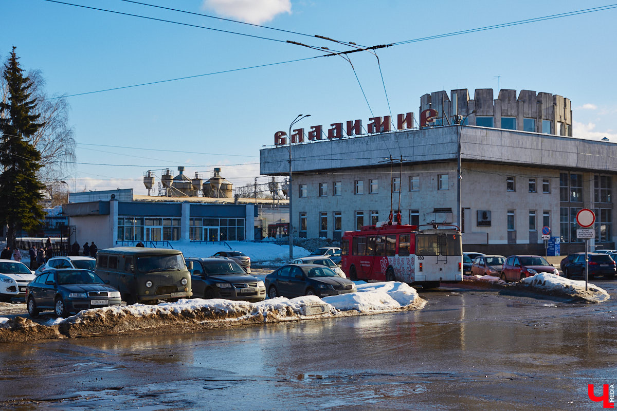 Во владимирском общественном транспорте появились валидаторы, которые взяли на себя роль кондукторов. «Ключ-Медиа» протестировал новинку и задал интересующие многих горожан вопросы Владимиру Каппу — директору компании «Ситикард», установившей аппараты для безналичной оплаты проезда.