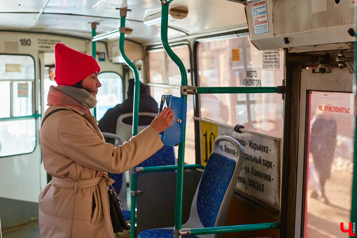 Во владимирском общественном транспорте появились валидаторы, которые взяли на себя роль кондукторов. «Ключ-Медиа» протестировал новинку и задал интересующие многих горожан вопросы Владимиру Каппу — директору компании «Ситикард», установившей аппараты для безналичной оплаты проезда.