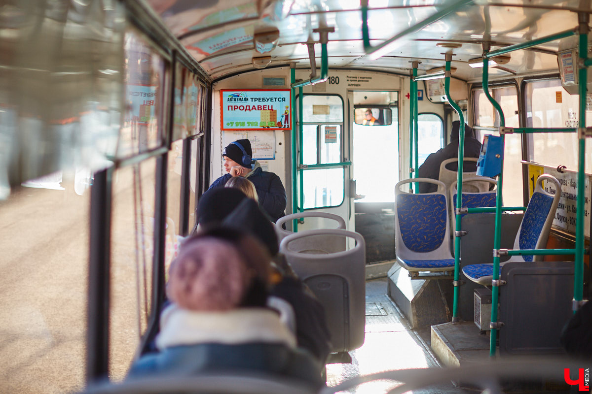 Во владимирском общественном транспорте появились валидаторы, которые взяли на себя роль кондукторов. «Ключ-Медиа» протестировал новинку и задал интересующие многих горожан вопросы Владимиру Каппу — директору компании «Ситикард», установившей аппараты для безналичной оплаты проезда.