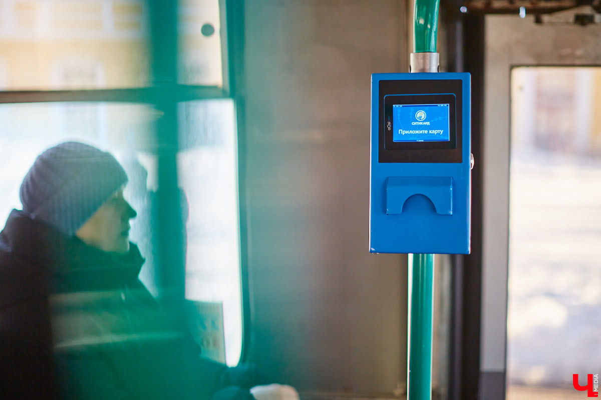 Во владимирском общественном транспорте появились валидаторы, которые взяли на себя роль кондукторов. «Ключ-Медиа» протестировал новинку и задал интересующие многих горожан вопросы Владимиру Каппу — директору компании «Ситикард», установившей аппараты для безналичной оплаты проезда.