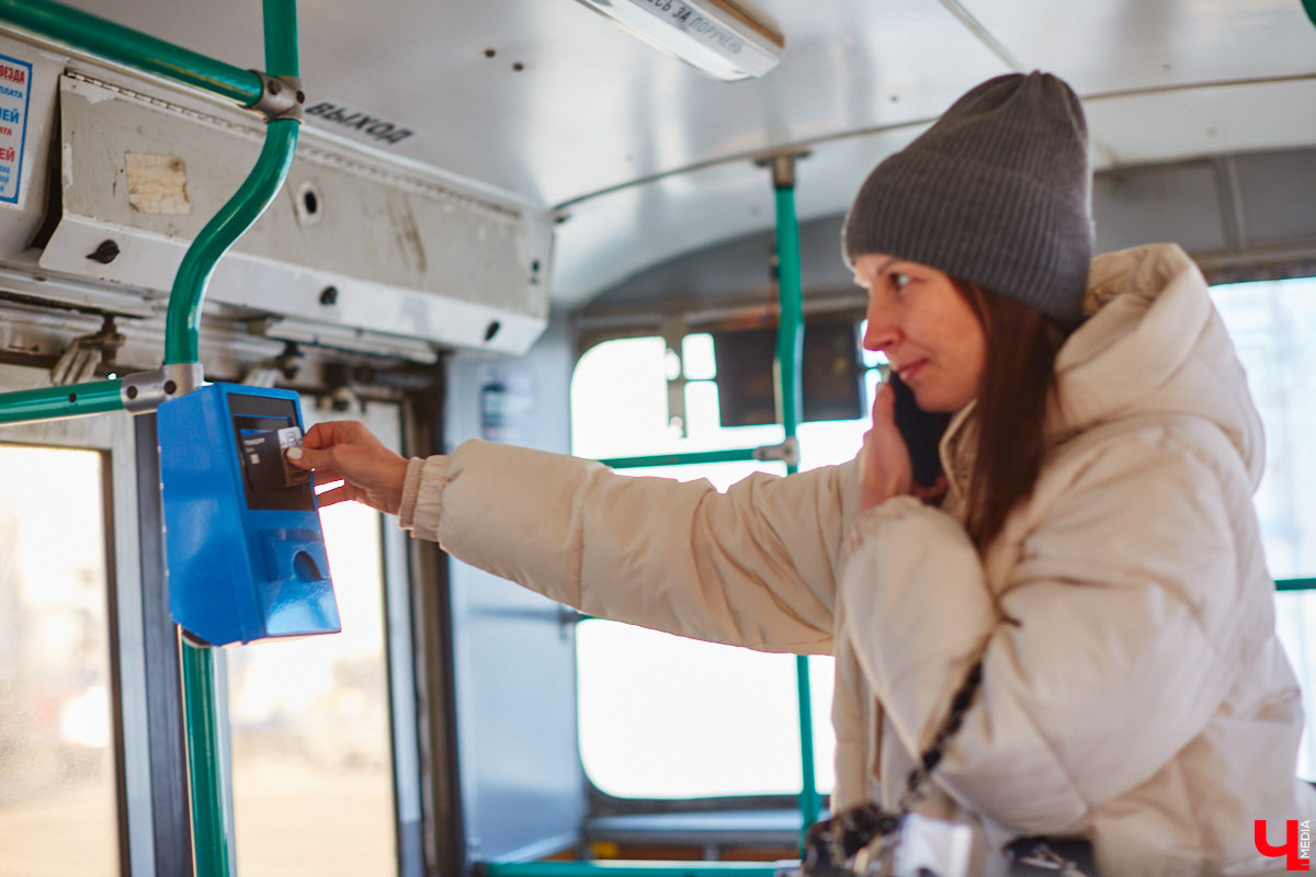 Во владимирском общественном транспорте появились валидаторы, которые взяли на себя роль кондукторов. «Ключ-Медиа» протестировал новинку и задал интересующие многих горожан вопросы Владимиру Каппу — директору компании «Ситикард», установившей аппараты для безналичной оплаты проезда.