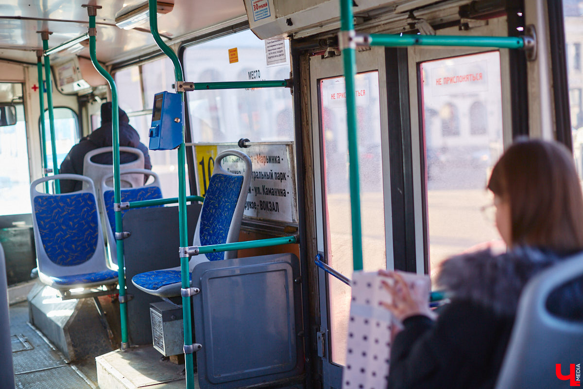 Во владимирском общественном транспорте появились валидаторы, которые взяли на себя роль кондукторов. «Ключ-Медиа» протестировал новинку и задал интересующие многих горожан вопросы Владимиру Каппу — директору компании «Ситикард», установившей аппараты для безналичной оплаты проезда.