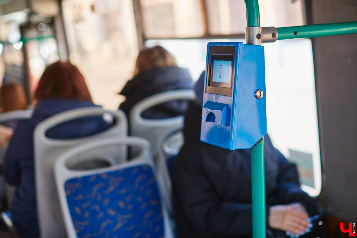 Во владимирском общественном транспорте появились валидаторы, которые взяли на себя роль кондукторов. «Ключ-Медиа» протестировал новинку и задал интересующие многих горожан вопросы Владимиру Каппу — директору компании «Ситикард», установившей аппараты для безналичной оплаты проезда.