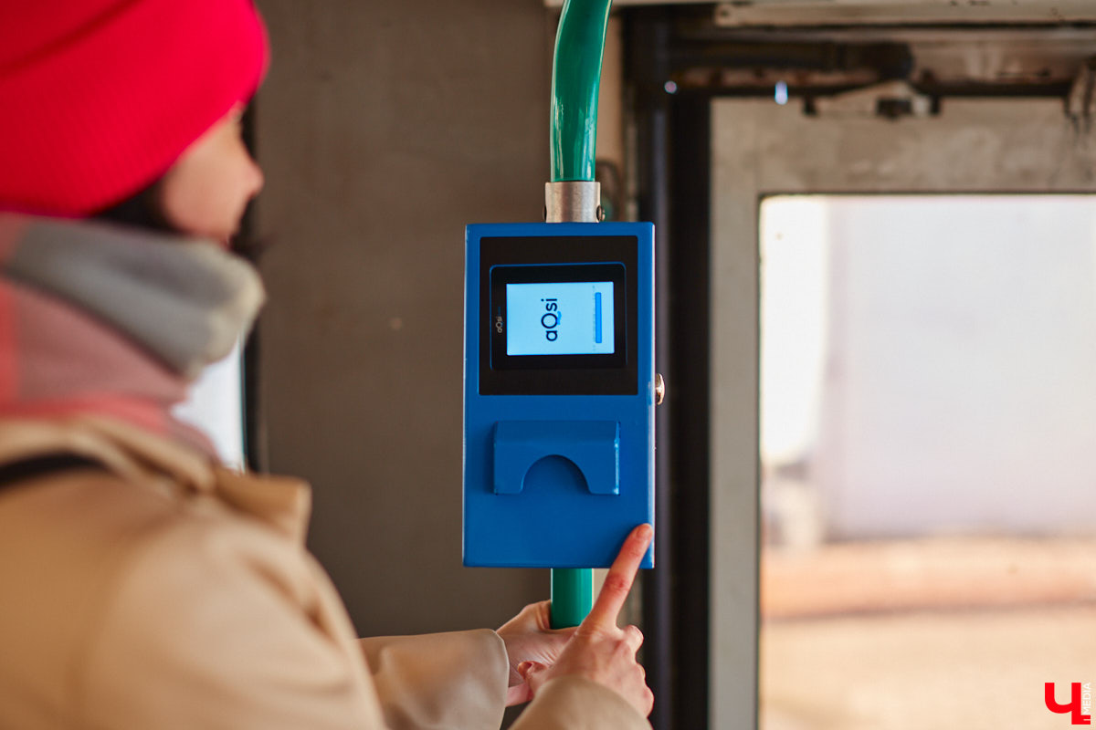 Во владимирском общественном транспорте появились валидаторы, которые взяли на себя роль кондукторов. «Ключ-Медиа» протестировал новинку и задал интересующие многих горожан вопросы Владимиру Каппу — директору компании «Ситикард», установившей аппараты для безналичной оплаты проезда.