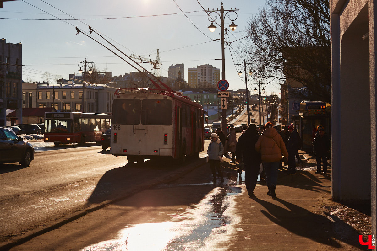 Во владимирском общественном транспорте появились валидаторы, которые взяли на себя роль кондукторов. «Ключ-Медиа» протестировал новинку и задал интересующие многих горожан вопросы Владимиру Каппу — директору компании «Ситикард», установившей аппараты для безналичной оплаты проезда.