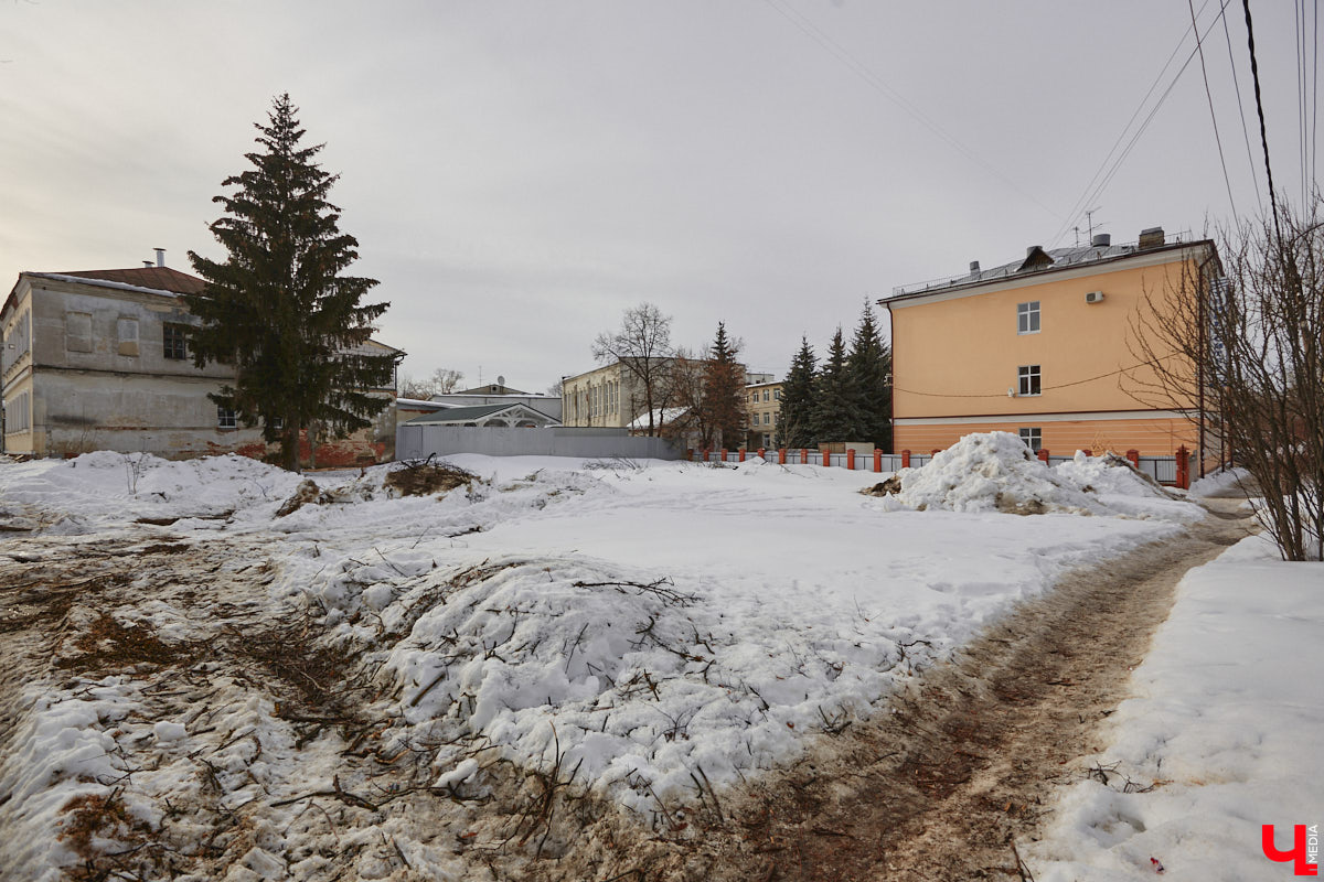 Архитектура Владимира не монолит, а довольно гибкая структура. Какие-то ее элементы улучшаются и возрождаются, другие исчезают навсегда. Хорошо это или плохо, нужно решать локально. Очередным поводом для размышлений может послужить наш сегодняшний обзор построек с неопределенным будущим.