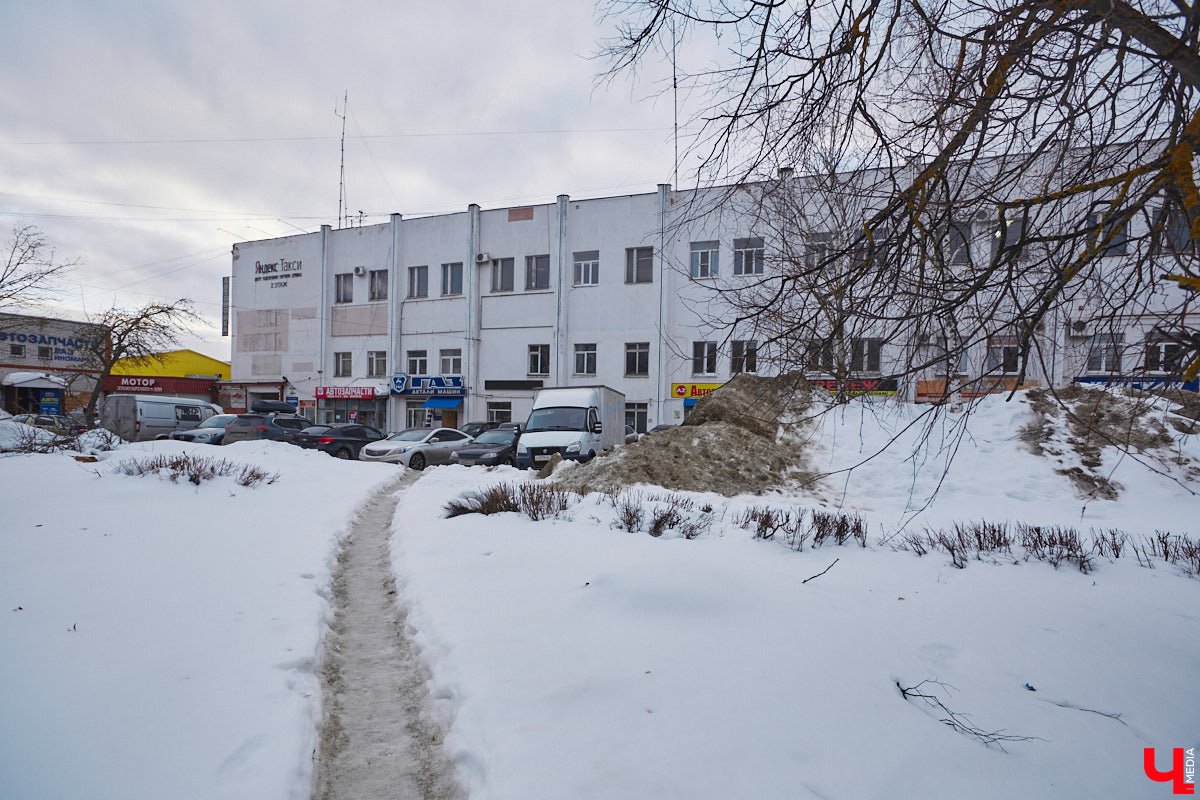 Архитектура Владимира не монолит, а довольно гибкая структура. Какие-то ее элементы улучшаются и возрождаются, другие исчезают навсегда. Хорошо это или плохо, нужно решать локально. Очередным поводом для размышлений может послужить наш сегодняшний обзор построек с неопределенным будущим.