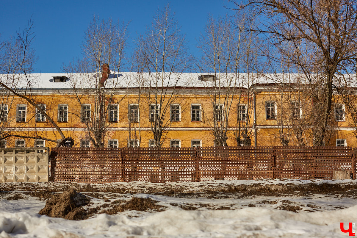 Архитектура Владимира не монолит, а довольно гибкая структура. Какие-то ее элементы улучшаются и возрождаются, другие исчезают навсегда. Хорошо это или плохо, нужно решать локально. Очередным поводом для размышлений может послужить наш сегодняшний обзор построек с неопределенным будущим.