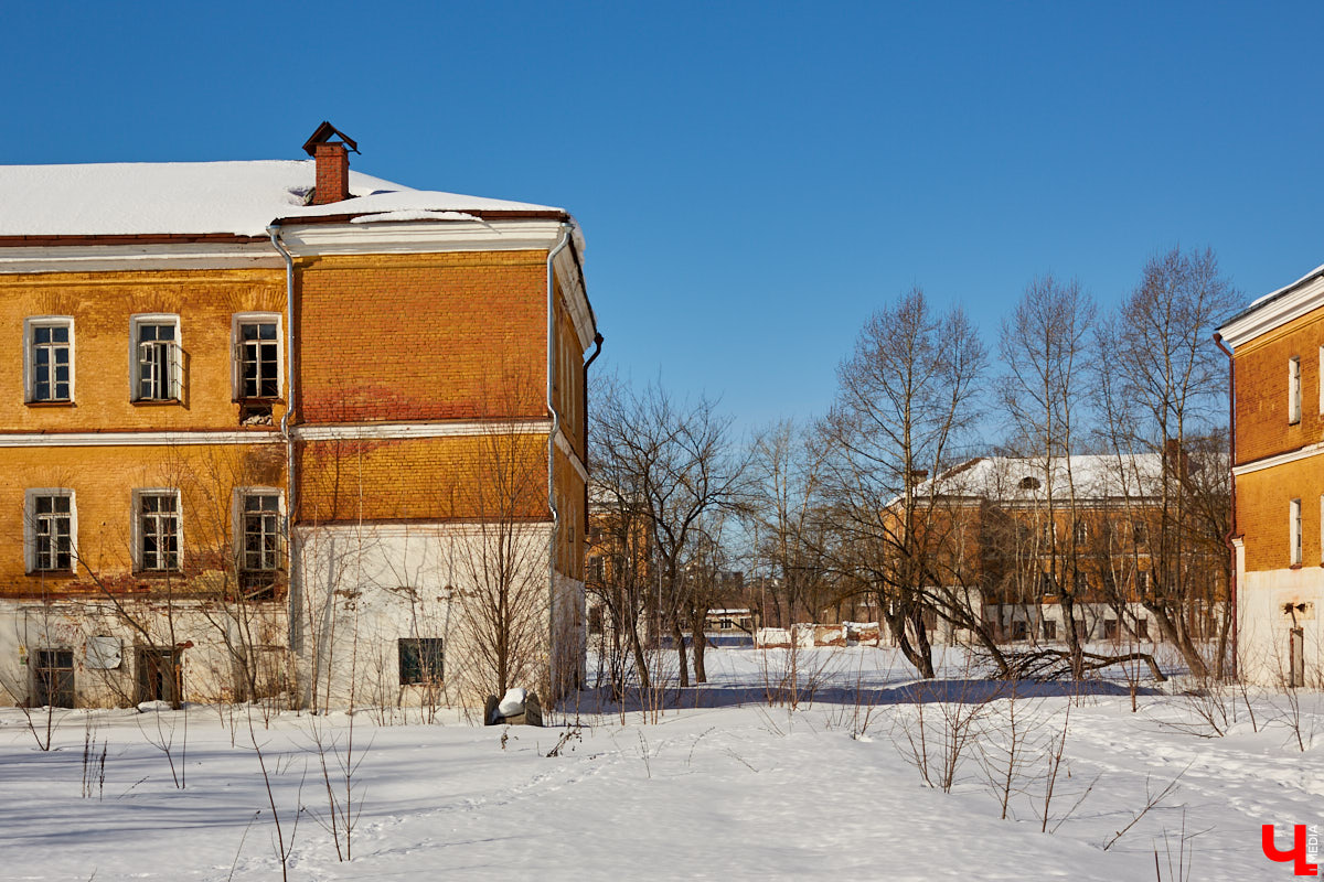 Архитектура Владимира не монолит, а довольно гибкая структура. Какие-то ее элементы улучшаются и возрождаются, другие исчезают навсегда. Хорошо это или плохо, нужно решать локально. Очередным поводом для размышлений может послужить наш сегодняшний обзор построек с неопределенным будущим.