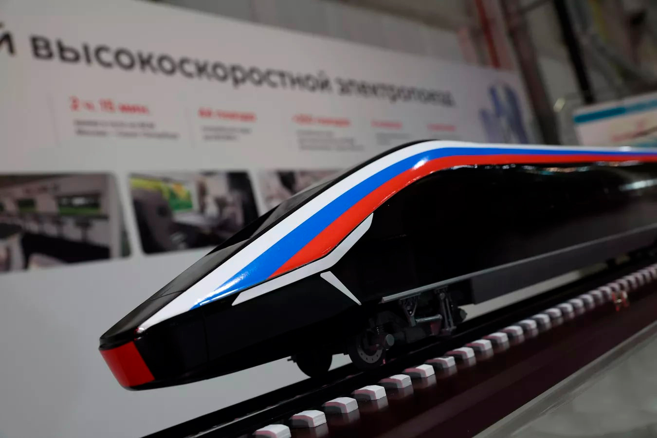 Высокоскоростная железнодорожная магистраль Москва — Казань пройдет по территории нашего региона. Принципиальное решение о продлении ветки между двумя столицами уже принято. Да и расчетная скорость объявлена — составы будут разгоняться до 360 км/ч.