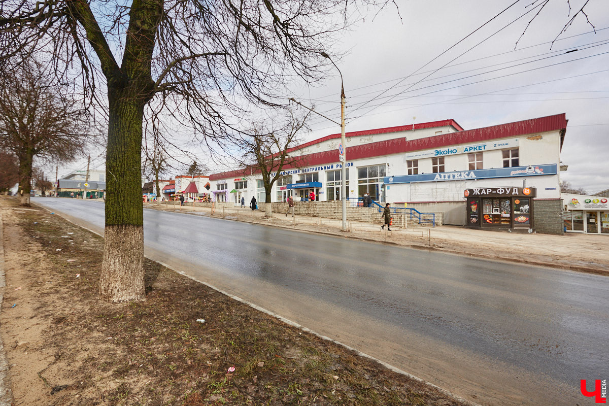 Во Владимире продолжается реновация Центрального рынка, расположенного на улице Батурина. Проект благоустройства затронет как торговые залы, так и прилегающие территории. В результате торговая точка должна стать не только главным местом продажи продукции местных производителей, но и современной, а главное комфортной локацией для продавцов и покупателей.
