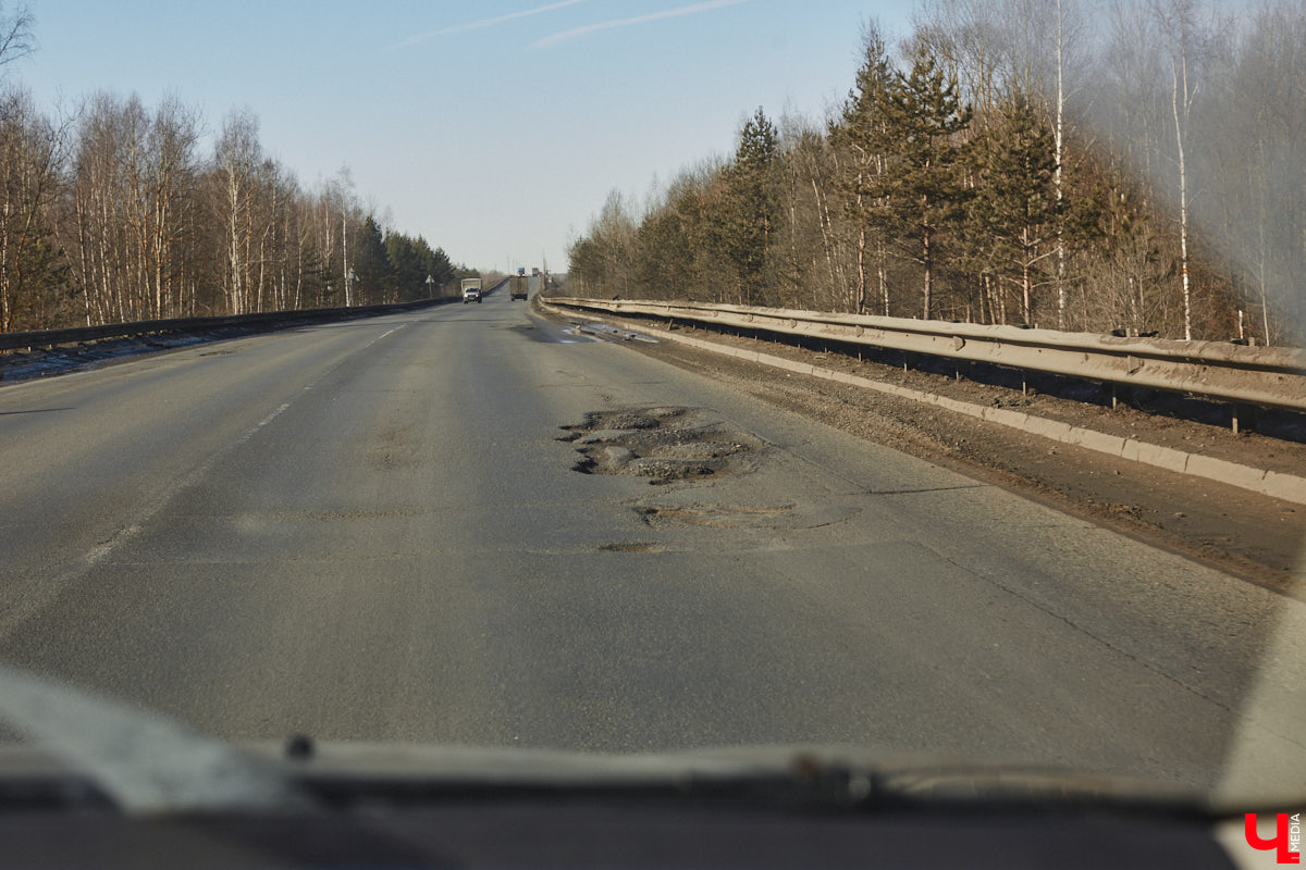Совсем скоро стартует ремонт Южного объезда города. На работы потратят семь месяцев и 632 миллиона рублей. Сейчас несколько километров пути федеральной трассы М-7 «Волга» абсолютно разбиты. Передвигаться на дороге приходится от ямы до ямы. «Ключ-Медиа» прокатился по аварийному участку на обходе столицы Владимирской области и оценил выбоины своими глазами.