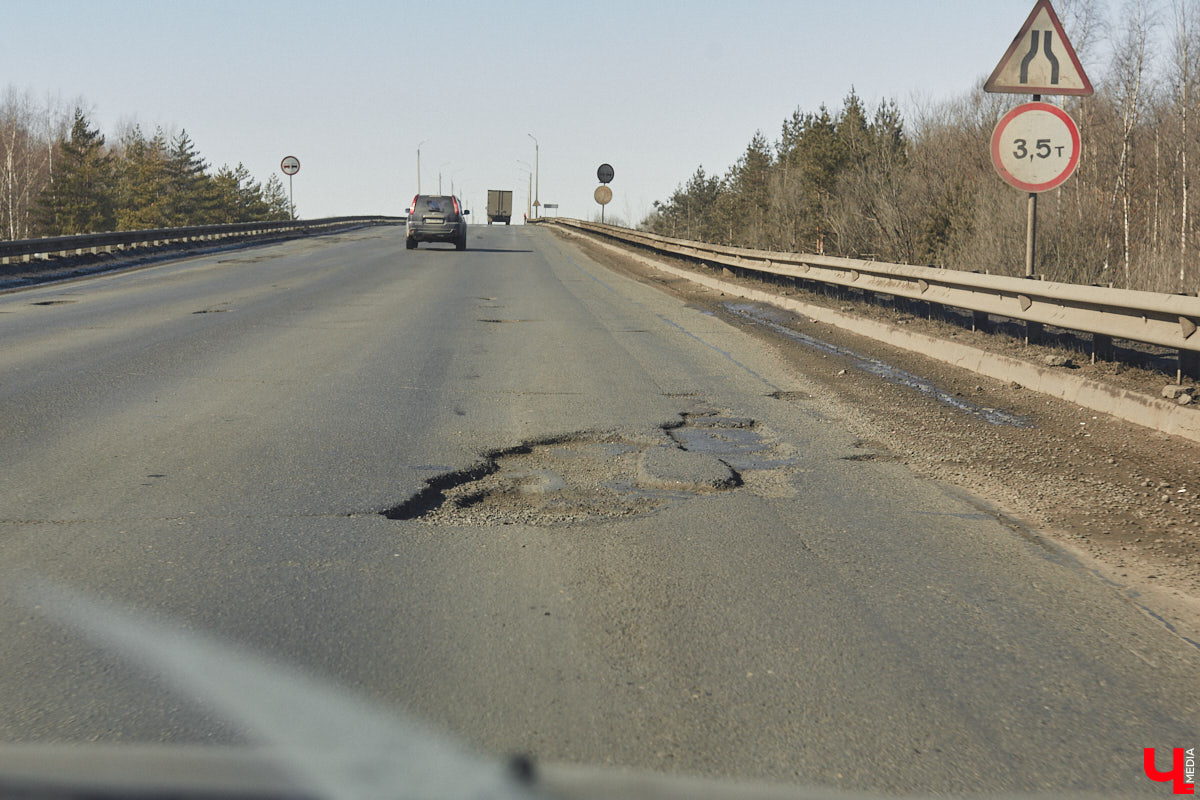 Совсем скоро стартует ремонт Южного объезда города. На работы потратят семь месяцев и 632 миллиона рублей. Сейчас несколько километров пути федеральной трассы М-7 «Волга» абсолютно разбиты. Передвигаться на дороге приходится от ямы до ямы. «Ключ-Медиа» прокатился по аварийному участку на обходе столицы Владимирской области и оценил выбоины своими глазами.