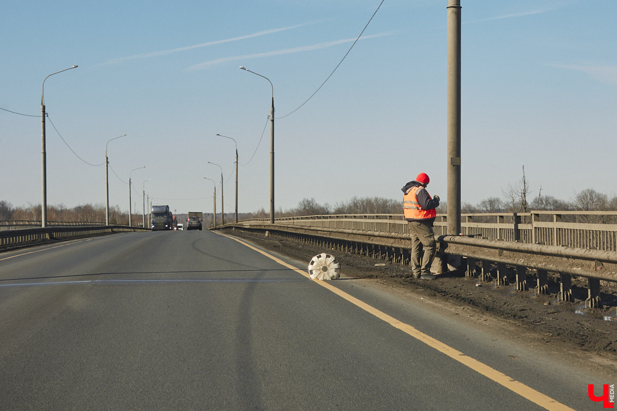 Совсем скоро стартует ремонт Южного объезда города. На работы потратят семь месяцев и 632 миллиона рублей. Сейчас несколько километров пути федеральной трассы М-7 «Волга» абсолютно разбиты. Передвигаться на дороге приходится от ямы до ямы. «Ключ-Медиа» прокатился по аварийному участку на обходе столицы Владимирской области и оценил выбоины своими глазами.