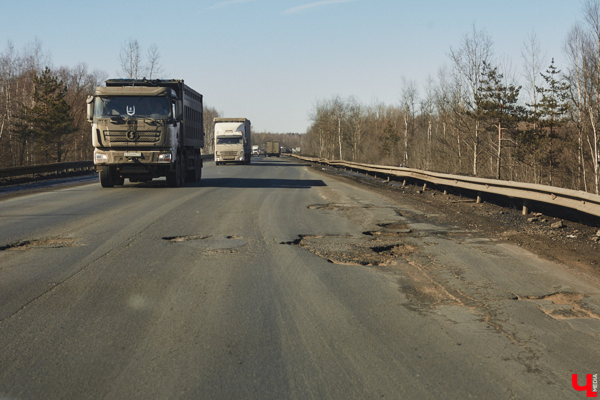 Совсем скоро стартует ремонт Южного объезда города. На работы потратят семь месяцев и 632 миллиона рублей. Сейчас несколько километров пути федеральной трассы М-7 «Волга» абсолютно разбиты. Передвигаться на дороге приходится от ямы до ямы. «Ключ-Медиа» прокатился по аварийному участку на обходе столицы Владимирской области и оценил выбоины своими глазами.