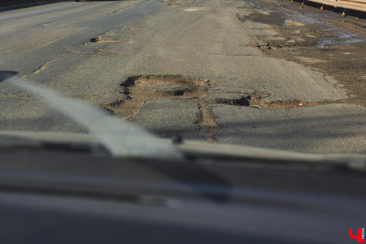 Совсем скоро стартует ремонт Южного объезда города. На работы потратят семь месяцев и 632 миллиона рублей. Сейчас несколько километров пути федеральной трассы М-7 «Волга» абсолютно разбиты. Передвигаться на дороге приходится от ямы до ямы. «Ключ-Медиа» прокатился по аварийному участку на обходе столицы Владимирской области и оценил выбоины своими глазами.