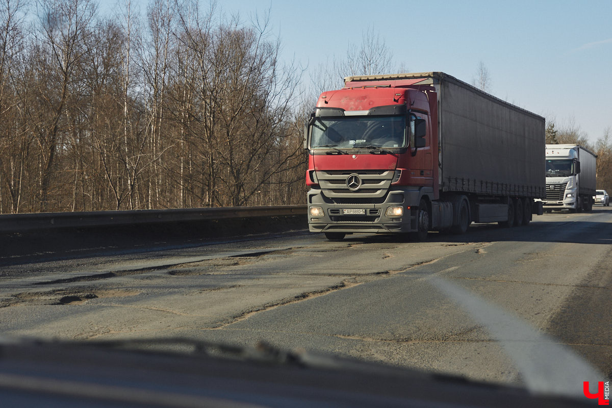 Совсем скоро стартует ремонт Южного объезда города. На работы потратят семь месяцев и 632 миллиона рублей. Сейчас несколько километров пути федеральной трассы М-7 «Волга» абсолютно разбиты. Передвигаться на дороге приходится от ямы до ямы. «Ключ-Медиа» прокатился по аварийному участку на обходе столицы Владимирской области и оценил выбоины своими глазами.