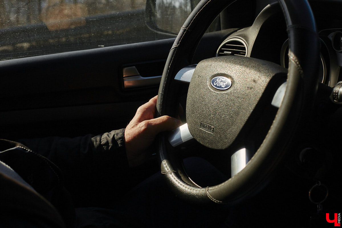 Совсем скоро стартует ремонт Южного объезда города. На работы потратят семь месяцев и 632 миллиона рублей. Сейчас несколько километров пути федеральной трассы М-7 «Волга» абсолютно разбиты. Передвигаться на дороге приходится от ямы до ямы. «Ключ-Медиа» прокатился по аварийному участку на обходе столицы Владимирской области и оценил выбоины своими глазами.