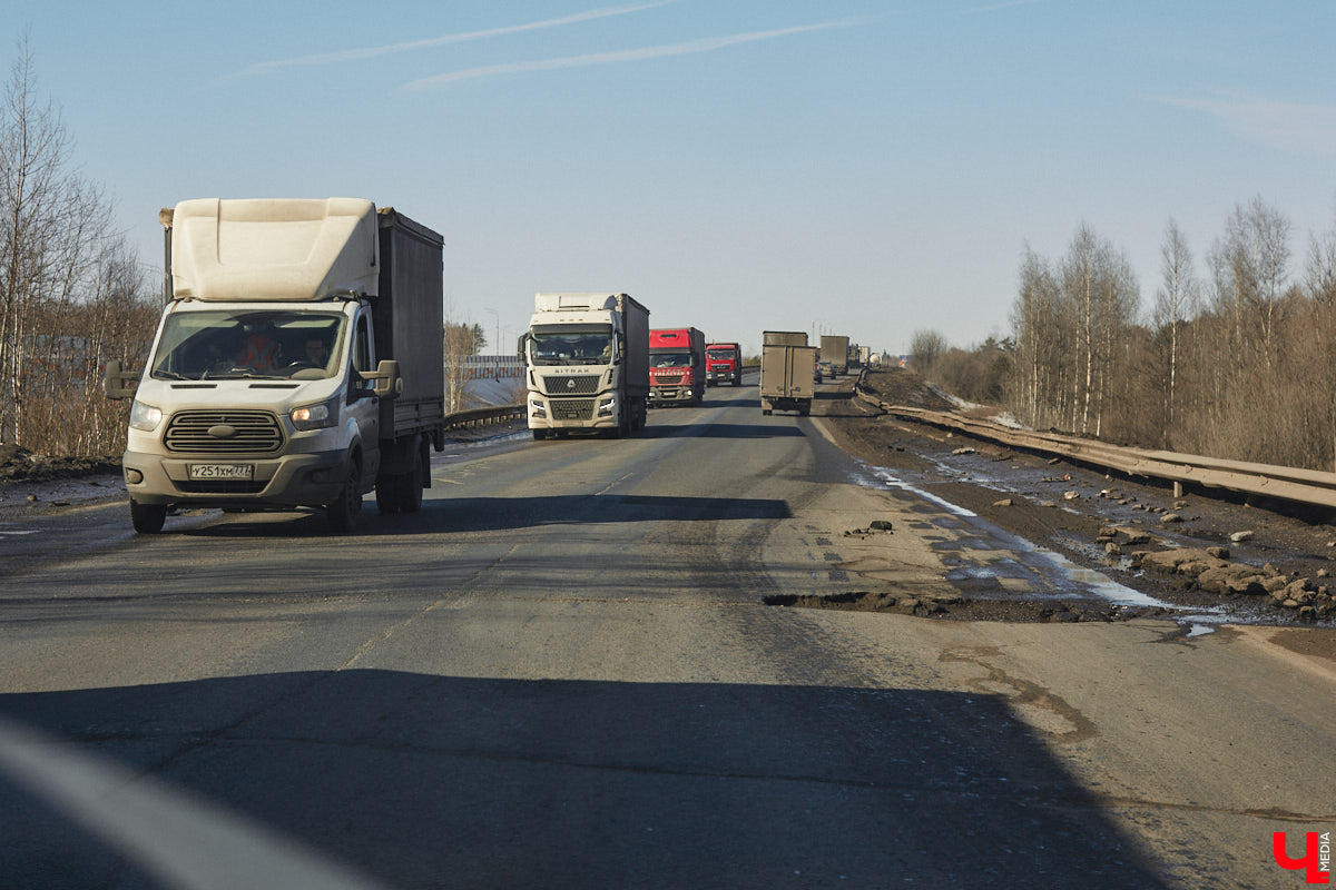 Совсем скоро стартует ремонт Южного объезда города. На работы потратят семь месяцев и 632 миллиона рублей. Сейчас несколько километров пути федеральной трассы М-7 «Волга» абсолютно разбиты. Передвигаться на дороге приходится от ямы до ямы. «Ключ-Медиа» прокатился по аварийному участку на обходе столицы Владимирской области и оценил выбоины своими глазами.